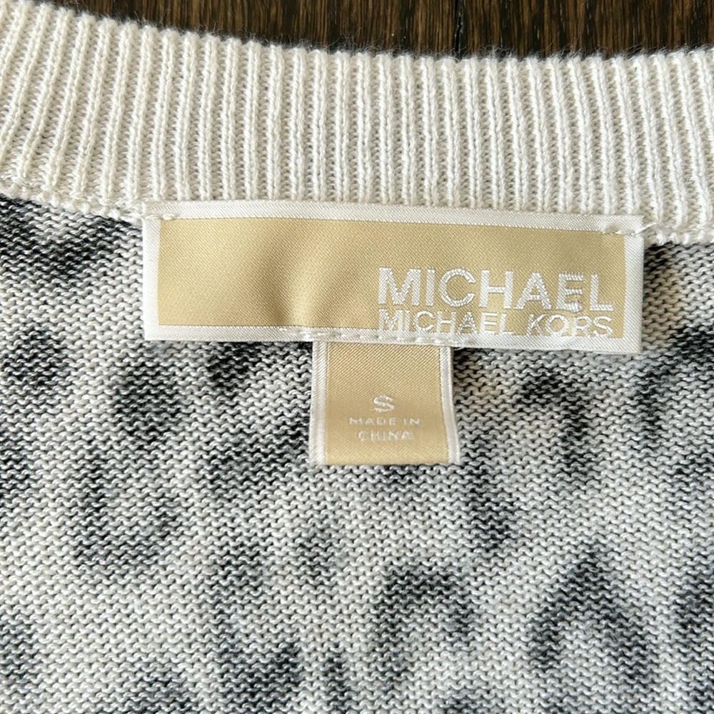 Michael Kors black animal print long sleeve v-neck sweater size small - Picture 2 of 7